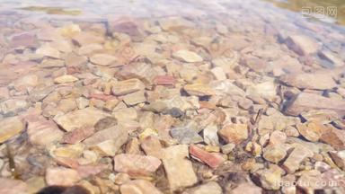 清澈湖水下的石头